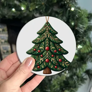 Detaillierte Nahaufnahme eines festlichen runden Weihnachtsbaumornaments mit tollem Design.