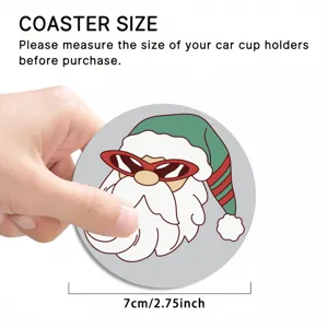 Gros plan detaille d'un sous-verre de voiture mignon Pere Noel avec lunettes, 7 cm.