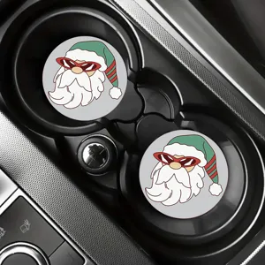 Vue de détail en gros plan du porte-gobelet de voiture Père Noël mignon à l'intérieur.