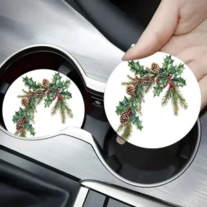 Close-up van een kerstdennenappel auto onderzetter in de bekerhouder detailweergave.
