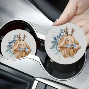 Vista dettagliata di simpatici sottobicchieri per auto con coniglio acquerello, accessorio auto.
