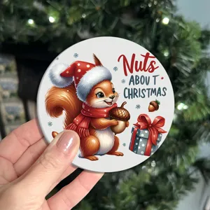 Detailansicht eines weihnachtlichen Holzuntersetzers mit süßem Eichhörnchen und Text.