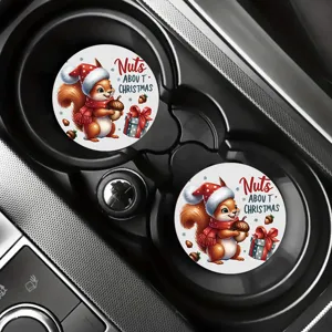 Nahaufnahme des süßen Weihnachtseichhörnchen Auto Untersetzers im sauberen Getränkehalter.