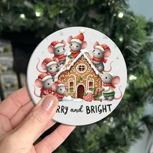Weihnachten Holz Untersetzer Detail mit süßen Mäusen und Lebkuchenhaus für Tischdeko.