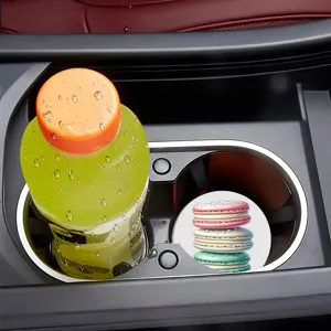 Detailansicht eines stylischen Auto Becherhalter Untersetzers mit macaron Muster.