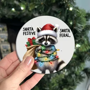 Detailansicht des weihnachtlichen Holzuntersetzers mit niedlichem Waschbär und Spruchgrafik.