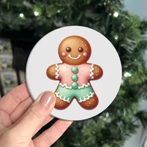 Nahaufnahme im Detail von einem süßen Lebkuchenmann Weihnachtsuntersetzer in festlicher Umgebung.