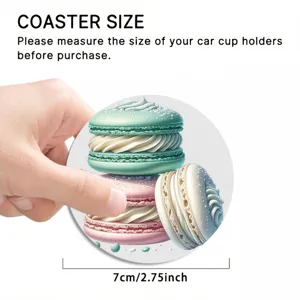 Vue rapprochée de détail du sous-verre de voiture montrant un diamètre de 7cm avec des macarons.