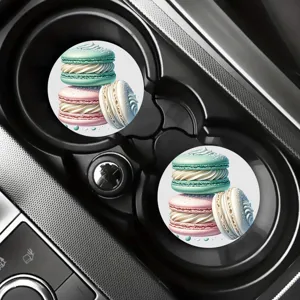 Vue rapprochée de charmants sous-verres de voiture à motif macaron dans la console.