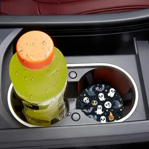 Detalle de posavasos para portavasos de coche con estampados de fantasmas y calabazas.