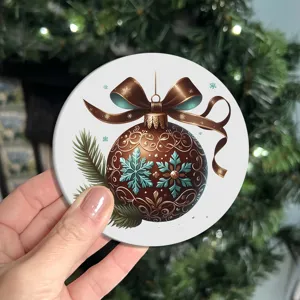 Runder Weihnachts-Dekorations-Untersetzer Detail, mit festlicher Kugel und Schleife.