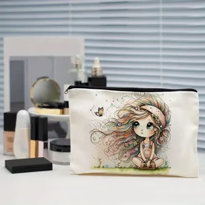 Detail der Canvas-Kosmetiktasche mit Anime-Mädchen-Druck und schwarzem Reißverschluss.