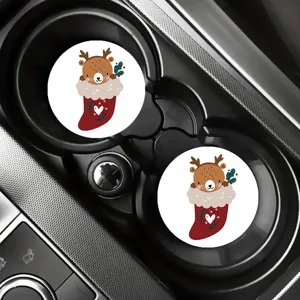 Dettaglio ravvicinato del sottobicchiere per auto con simpatico design di renna natalizia.