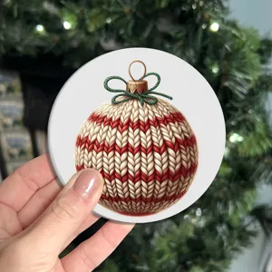 Nahaufnahme Detail eines runden Weihnachtsuntersatzes mit rot-weißem Strickball-Muster.