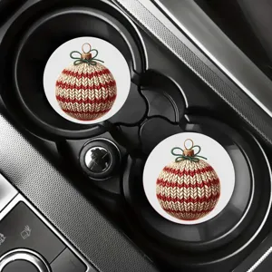 Paar Auto-Tassenuntersetzer mit festlichem rot-beigen gestrickten Weihnachtskugel-Muster.