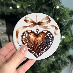 Primo piano del sottobicchiere vintage con cuore arrugginito e fiocco in dettaglio.