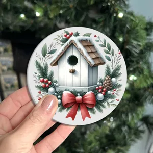 Sous-verre rond de Noël vue de détail, tapis d'isolation thermique décoratif de fête à la maison.
