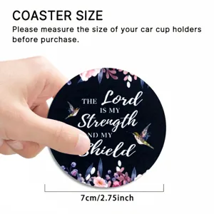 Gros plan détaillé d'un dessous de verre floral pour voiture avec texte et taille 7cm.