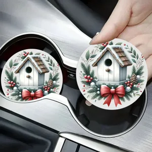 Détail en gros plan d'un sous-verre de voiture oiseau de Noël, jolie déco d'hiver.