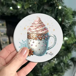Festoso sottobicchiere per auto di Natale con tazza di cacao dolce per decorare l'inverno.