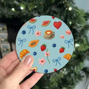 Bonito posavasos redondo azul con bonitos bordados de comida y fruta, aislante térmico.