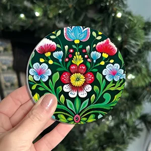 Detailaufnahme einer runden Silikon-Tischset mit Blumenmuster, farbenfrohes Design, hitzebeständig.