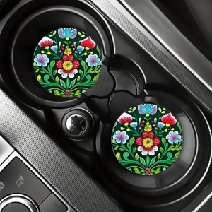 Nahaufnahme von dekorativen runden Blumen-Untersetzern im sauberen Auto-Getränkehalter.
