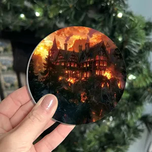 Detailansicht runde Silikon Tischset mit gotischer Fantasy Schloss Grafik, Hitzebeständig.
