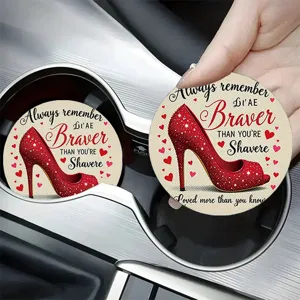 Posavasos redondo creativo para coche con gráfico de tacón alto rojo y cita motivacional.