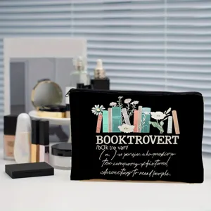 Trousse à maquillage et plumier en toile noire avec joli motif de livres et fleurs.
