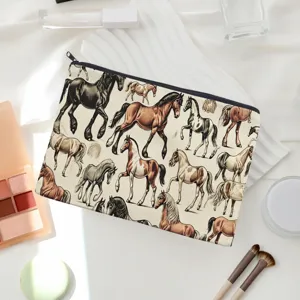 Detailaufnahme der Kosmetiktasche aus Segeltuch mit Vintage-Pferdemotiv und Reißverschluss.