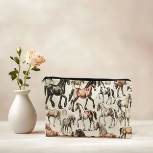 Detailansicht der Leinentäschchen mit Vintage-Pferdemotiv, ideal als Kosmetiktasche.