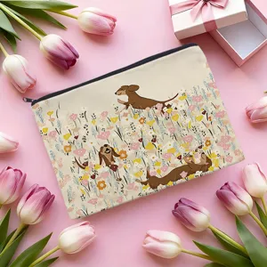 Vue détaillée d'une jolie trousse de maquillage en toile motif teckel et fleurs.