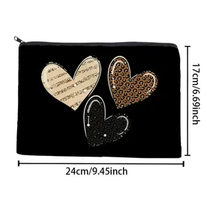Vue détaillée de la trousse de toilette en toile noire avec motif cœur léopard.
