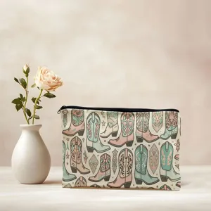Detailaufnahme der Kosmetiktasche mit Retro-Cowboy-Stiefel-Druck auf sauberer Oberfläche.