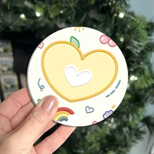 Dettaglio in primo piano del sottobicchiere in silicone con cuore e arcobaleno per casa.