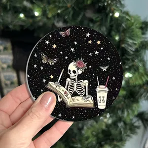 Sous-verre de porte-gobelet de voiture rond avec squelette gothique fantaisiste et étoiles.