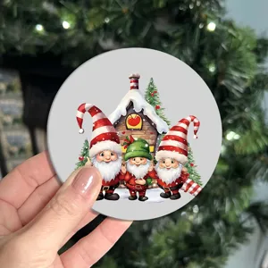 Detalle de un posavasos con diseño de gnomo navideño festivo para la decoración de mesa.