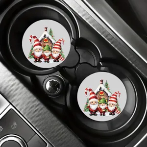 Primer plano detallado de posavasos de coche con gnomos navideños en el portavasos.