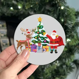 Primer plano detallado de un posavasos navideño redondo con diseño de Papá Noel.