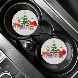 Vista detallada y cercana de los posavasos navideños festivos para coche en el portavasos.