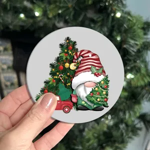 Vista detallada del posavasos de gnomo navideño para una decoración de mesa festiva
