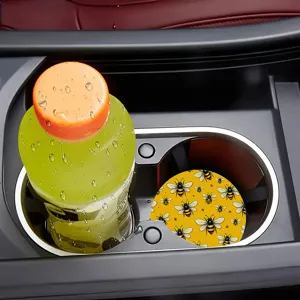 Primo piano dettaglio del sottobicchiere per portabicchieri auto con un ben motivo ad api.