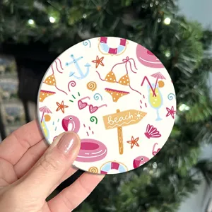 Primo piano di un Sottobicchiere rotondo in silicone a tema spiaggia con stampa colorata.