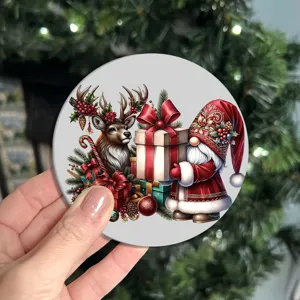 Posavasos redondo de Navidad con diseño de gnomo y reno para decoración de mesa festiva.