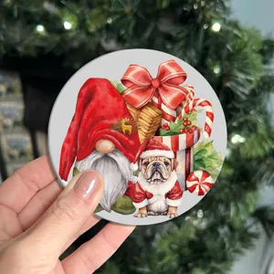 Posavasos redondo con diseño de gnomo y pug navideño, detalle de decoración de mesa festiva.