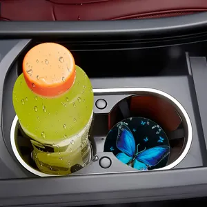 Primo piano del sottobicchiere per auto con farfalla blu nel porta-bevande del veicolo.