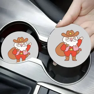 Auto bekerhouder onderzetter detail met absorberend materiaal en schattig kerstmanontwerp.