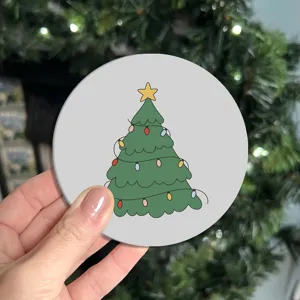 Absorberende onderzetter van diatomeeënaarde met kerstboomprint detail, stijlvol tafeldecor.
