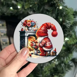 Detalle de posavasos decorativo de gnomo navideño, ilustración de chimenea festiva mesa.